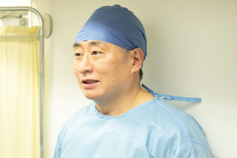 脂肪注入する医師